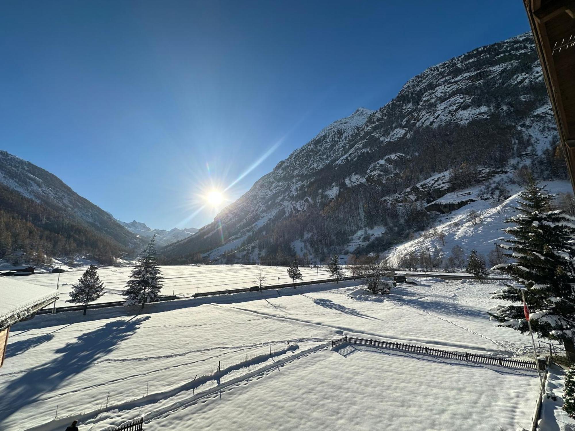 Alpine Retreat 4 Person Apartment Near Zermatt With Parking! Tasch Ngoại thất bức ảnh