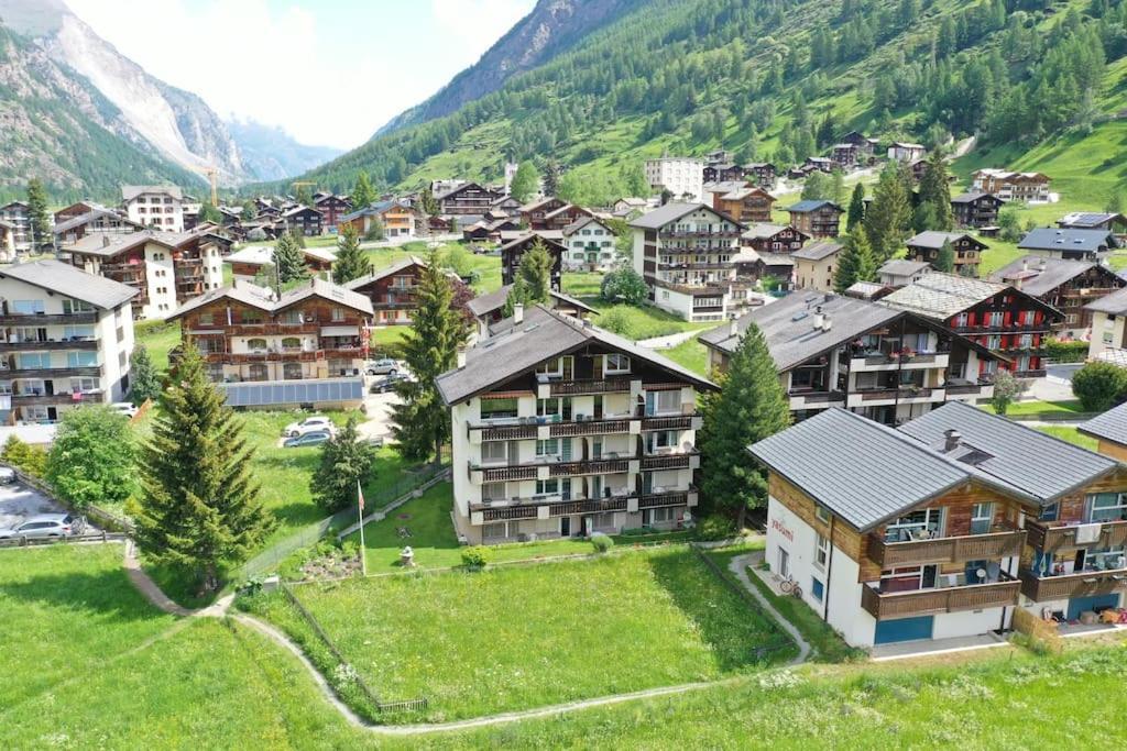 Alpine Retreat 4 Person Apartment Near Zermatt With Parking! Tasch Ngoại thất bức ảnh